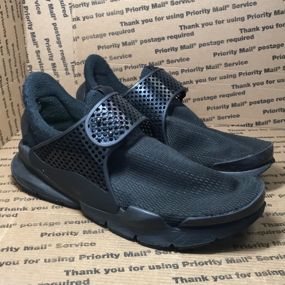 sock dart triple black